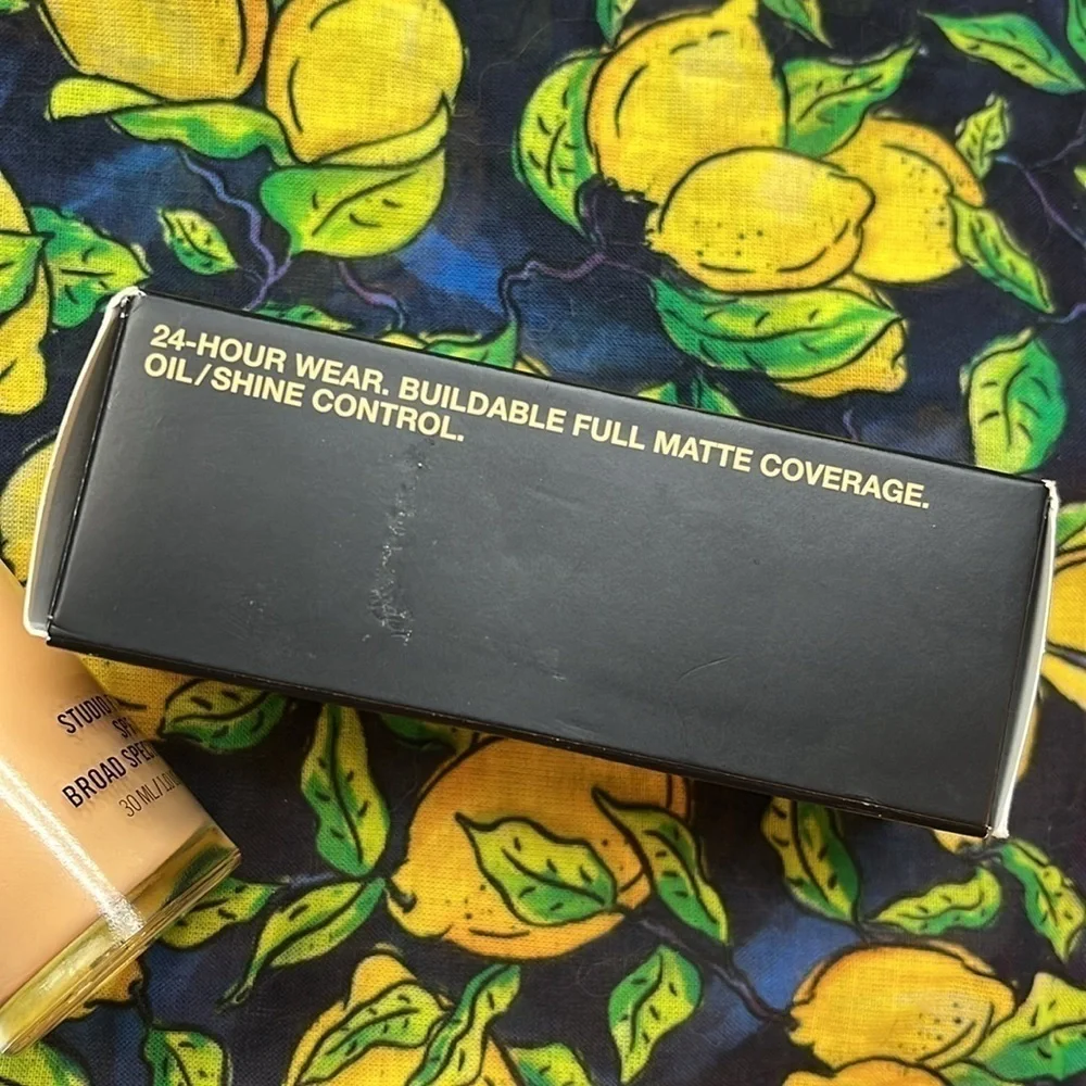 Brand New MAC Studio Fix Fluid SPF15 Foundation NC25 Matte Finish Long-Wearing
